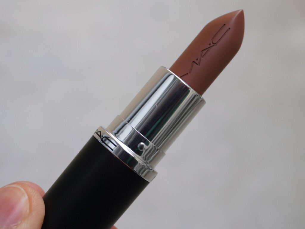 long-lasting lipstick
